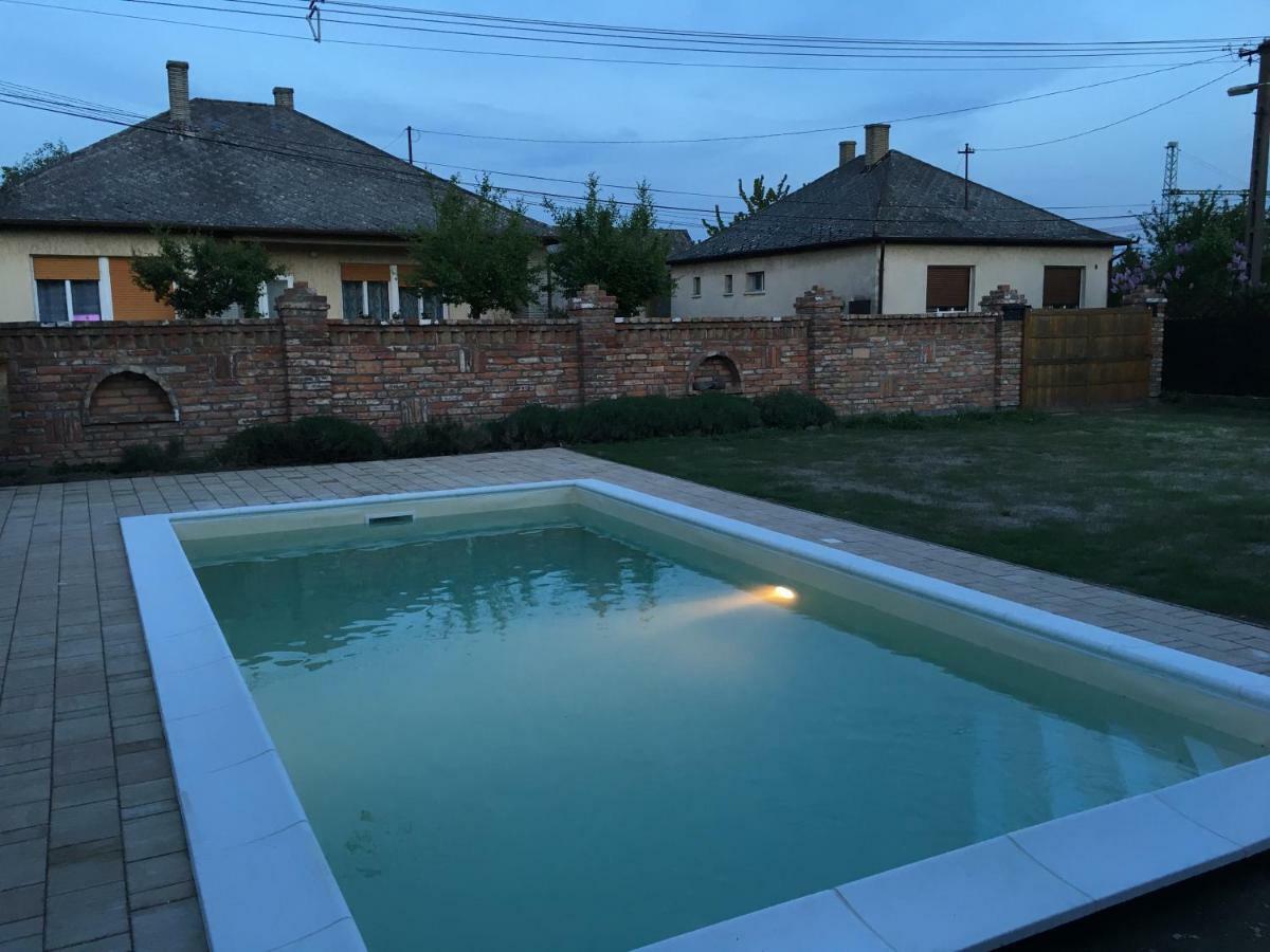 Villa Maximilian Balatonkeresztur Luaran gambar