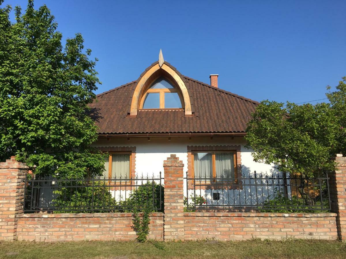 Villa Maximilian Balatonkeresztur Luaran gambar
