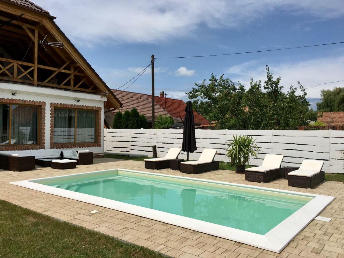 Villa Maximilian Balatonkeresztur Luaran gambar